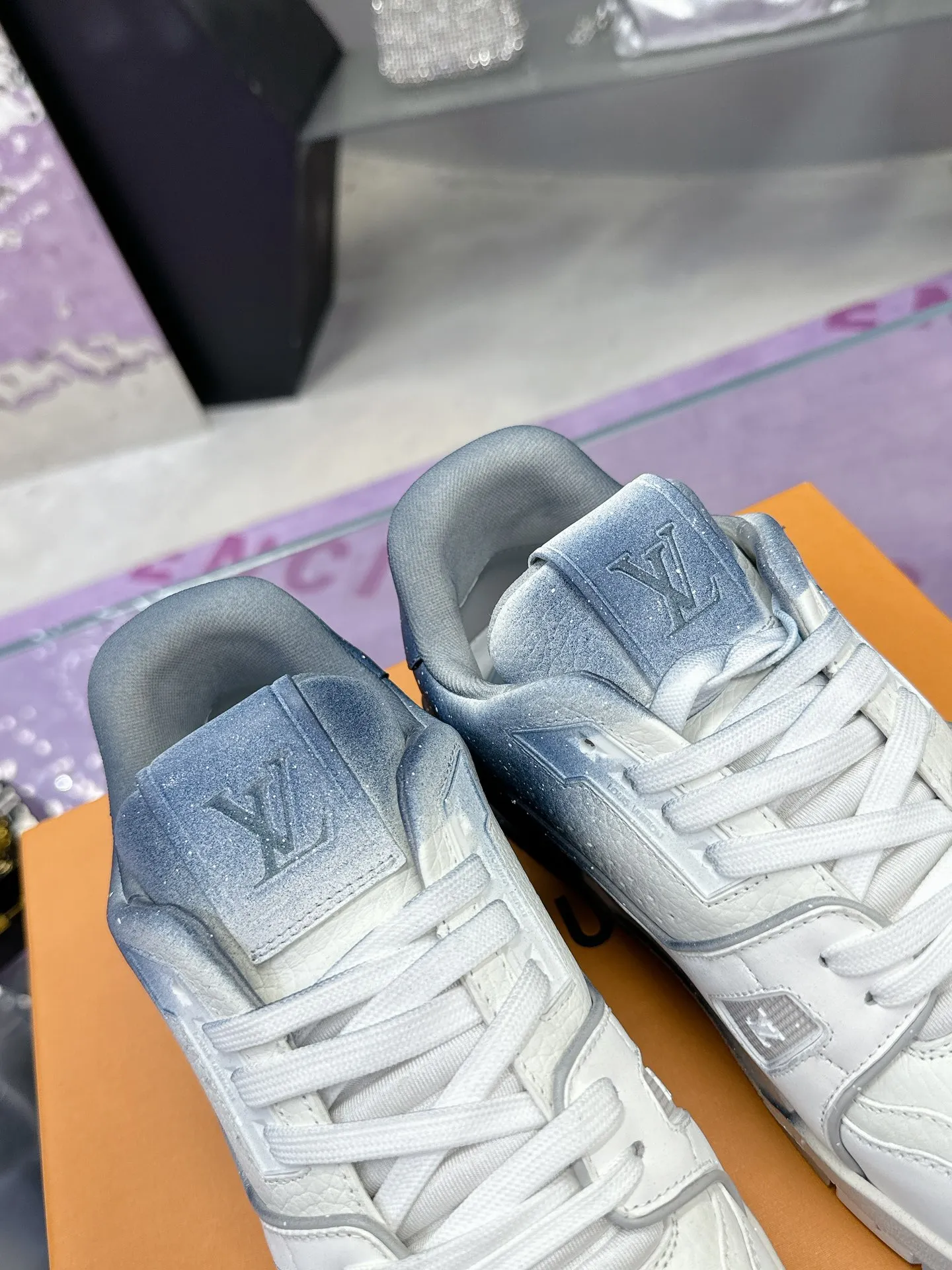 Men's men's shoes💰840❤️❤️❤️ (craft style, hand-rubbed, distressed, solid color, couple style) Original development, quality shipment, welcome to compare ❥❥❥❥❥❥LV sneaker series LV Trainer Maxi sneakers introduce the loose silhouette of the ready-to-wear series into the LV Trainer sneaker design written by Virgil Abloh, making an eye-catching appearance at the 2023 spring and summer men's wear show. The cow leather upper is combined with rough fabric laces, and colorful beading highlights the brand's classic elements. LV letters mark the tongue and Monogram floral outsole. Mixed materials Made of first-layer cowhide, wrapped in imported custom-printed denim, thick shoelace design, large Monogram print on the side, "lv 54" badges on the tongue and heel, rubber outsole decorated with Monogram flowers, mesh lining and cotton feet, the comfort is as extreme as ever, premium heritage, quality first, worth owning! Size: 35-40 for women, 39-44 for men (45 and 46 are custom-made and non-returnable) ♡Full set of packaging with original gift box